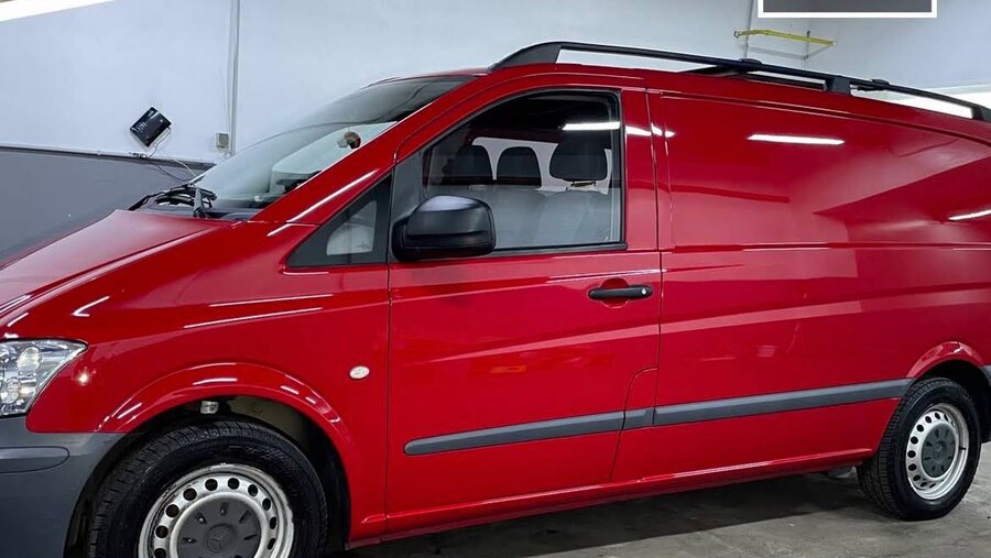 Glänzend polierter Firmentransporter nach mobiler Autoaufbereitung vor Ort