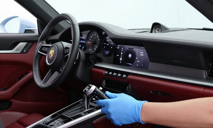 Detailaufnahme der Innenreinigung im Rahmen der Fahrzeugaufbereitung an Lederausstattung und Mittelkonsole