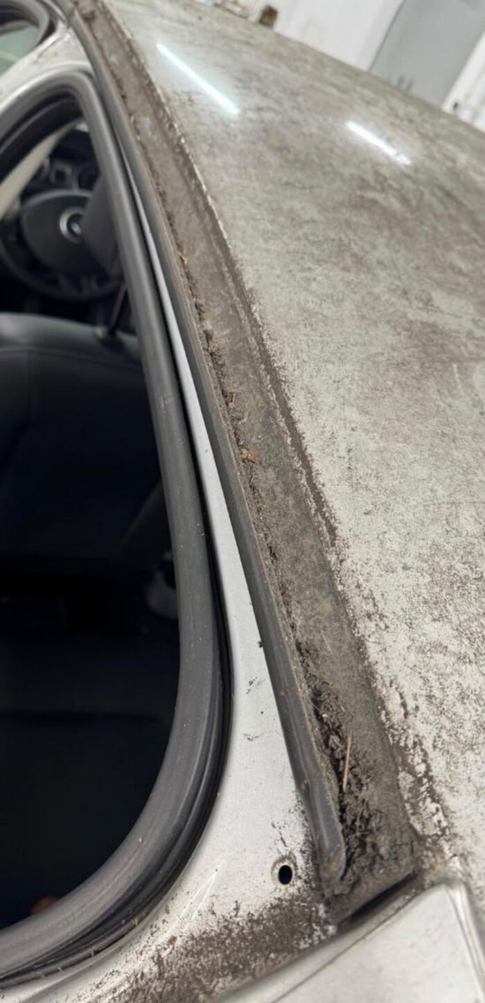 Verschmutzte Fensterdichtung und Dachkante vor der professionellen Autoaufbereitung
